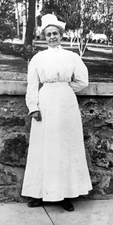1914-1917 white hospital duty uniform; click to enlarge